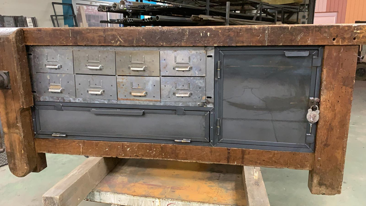 Établi d’atelier vintage en bois massif avec rangements métalliques