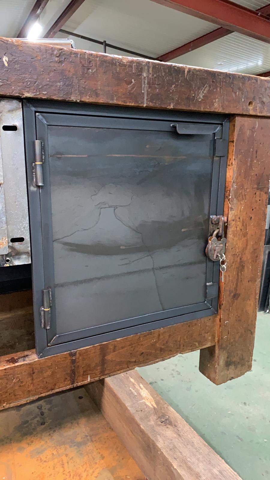 Établi d’atelier vintage en bois massif avec rangements métalliques
