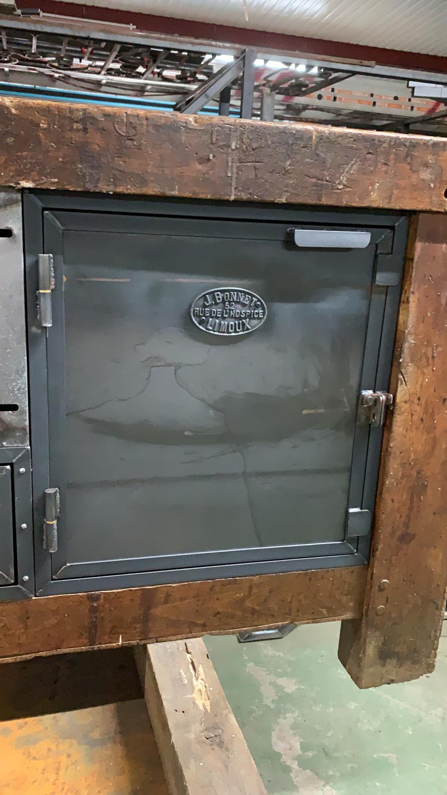 Établi d’atelier vintage en bois massif avec rangements métalliques