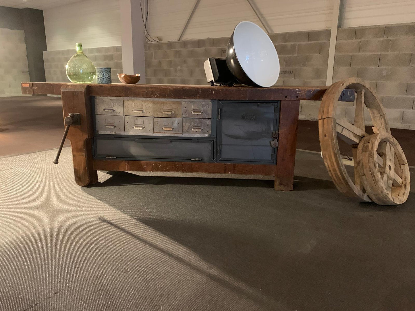 Établi d’atelier vintage en bois massif avec rangements métalliques
