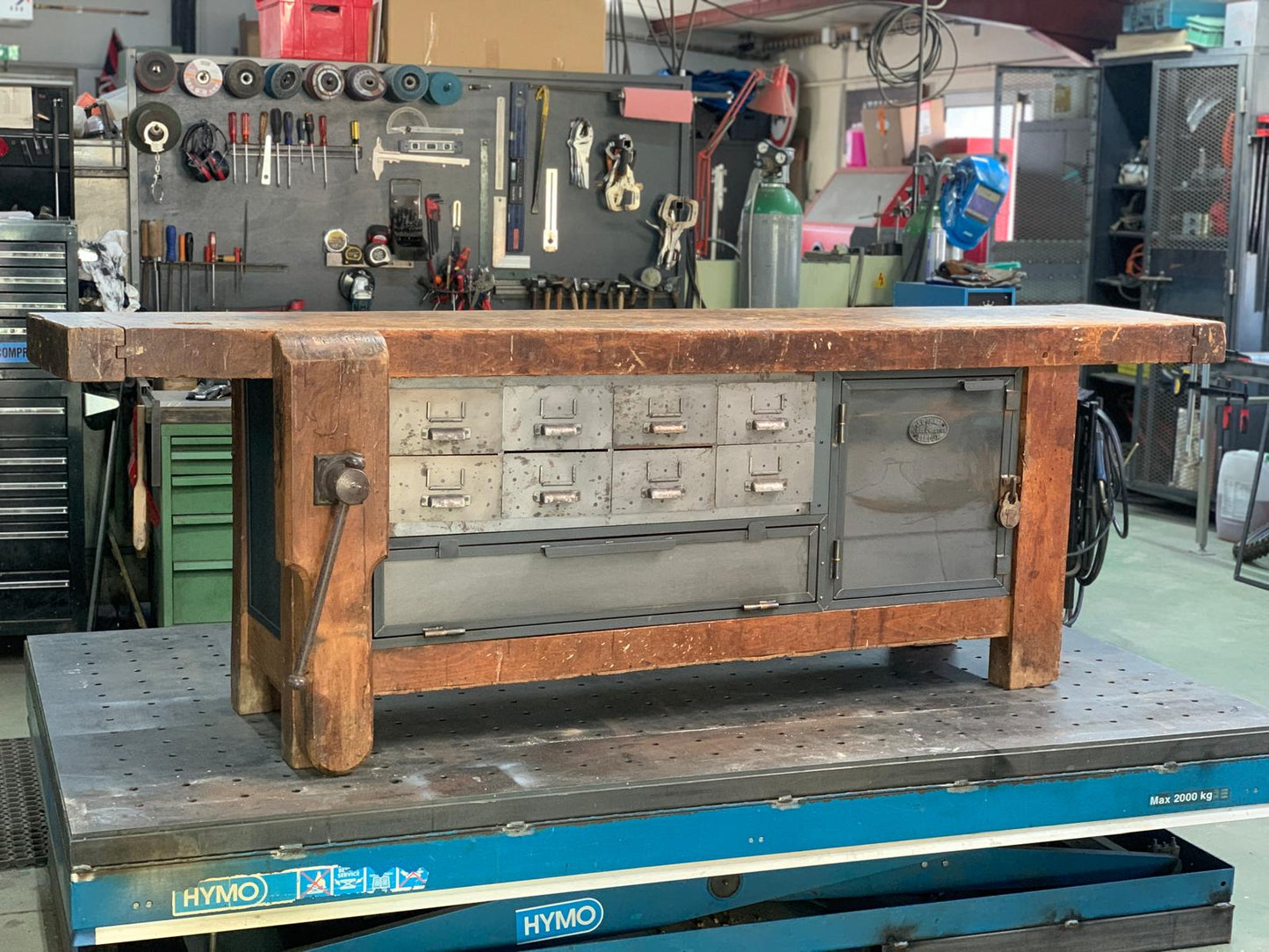 Établi d’atelier vintage en bois massif avec rangements métalliques