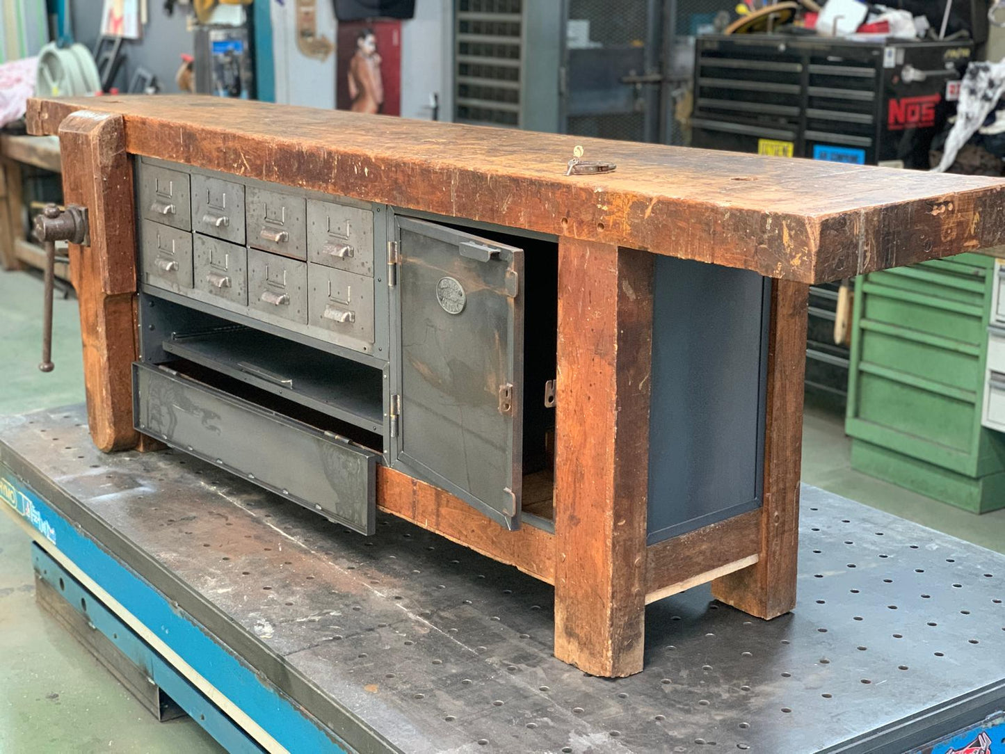 Établi d’atelier vintage en bois massif avec rangements métalliques