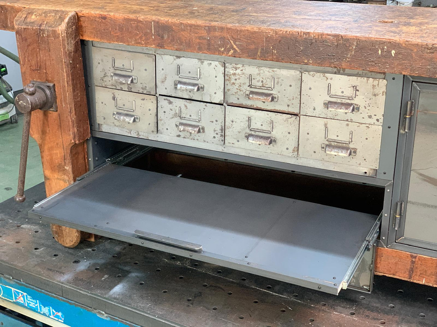 Établi d’atelier vintage en bois massif avec rangements métalliques
