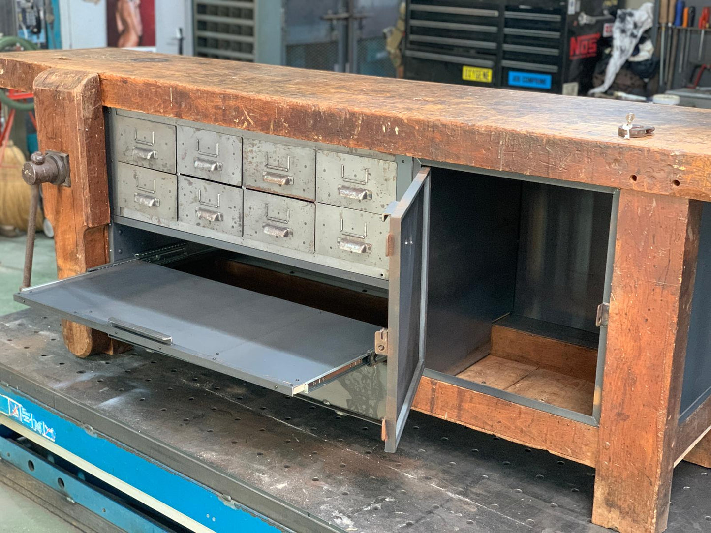 Établi d’atelier vintage en bois massif avec rangements métalliques
