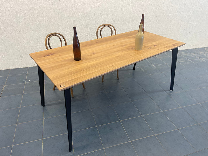 Table Oakley