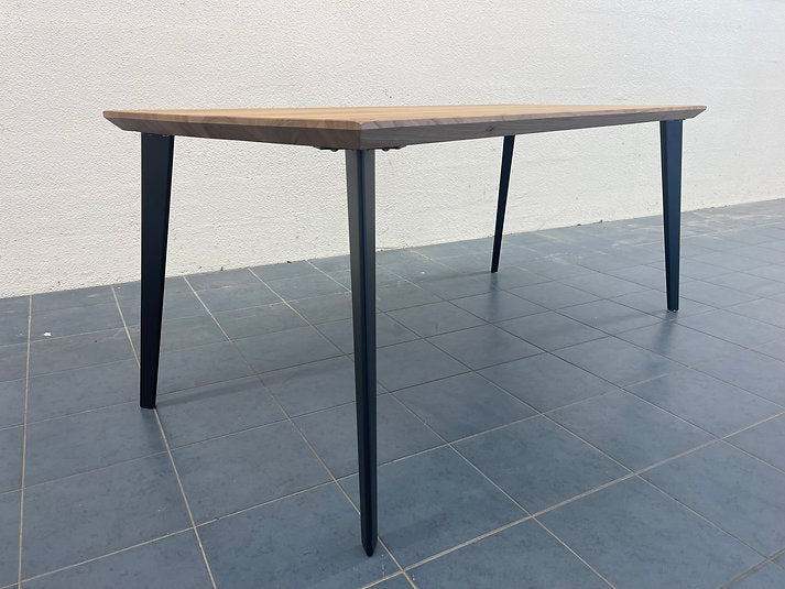 Table Oakley